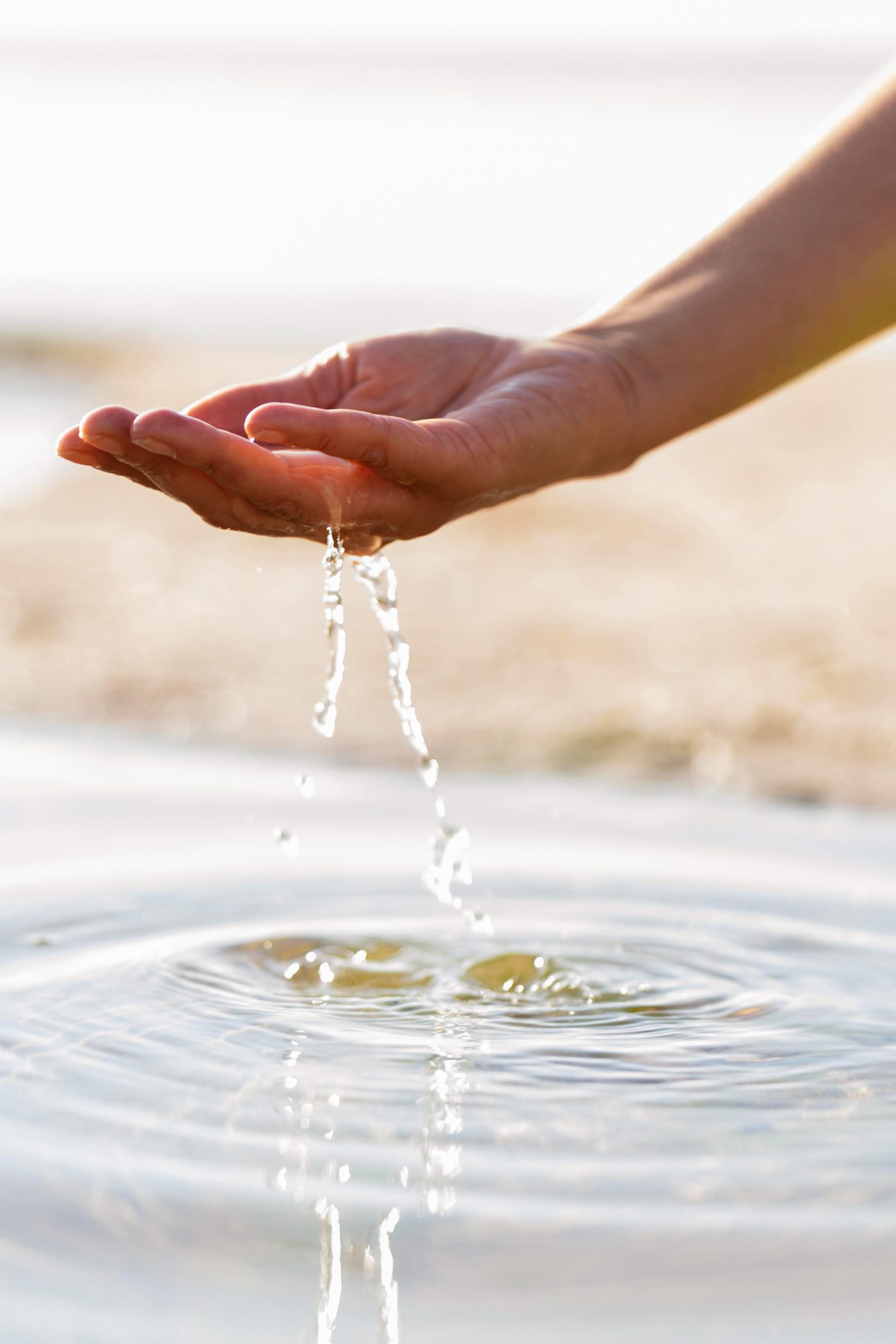 Mano recogiendo agua limpia
